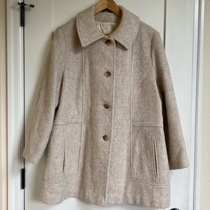 Vintage Women’s Macintosh Cream/Tan coat. Size 16, XL